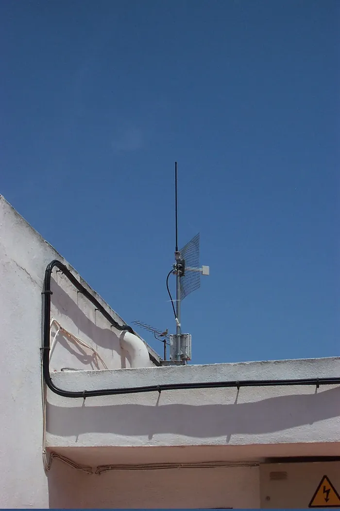 Point-to-point wireless antenna mounted outdoors